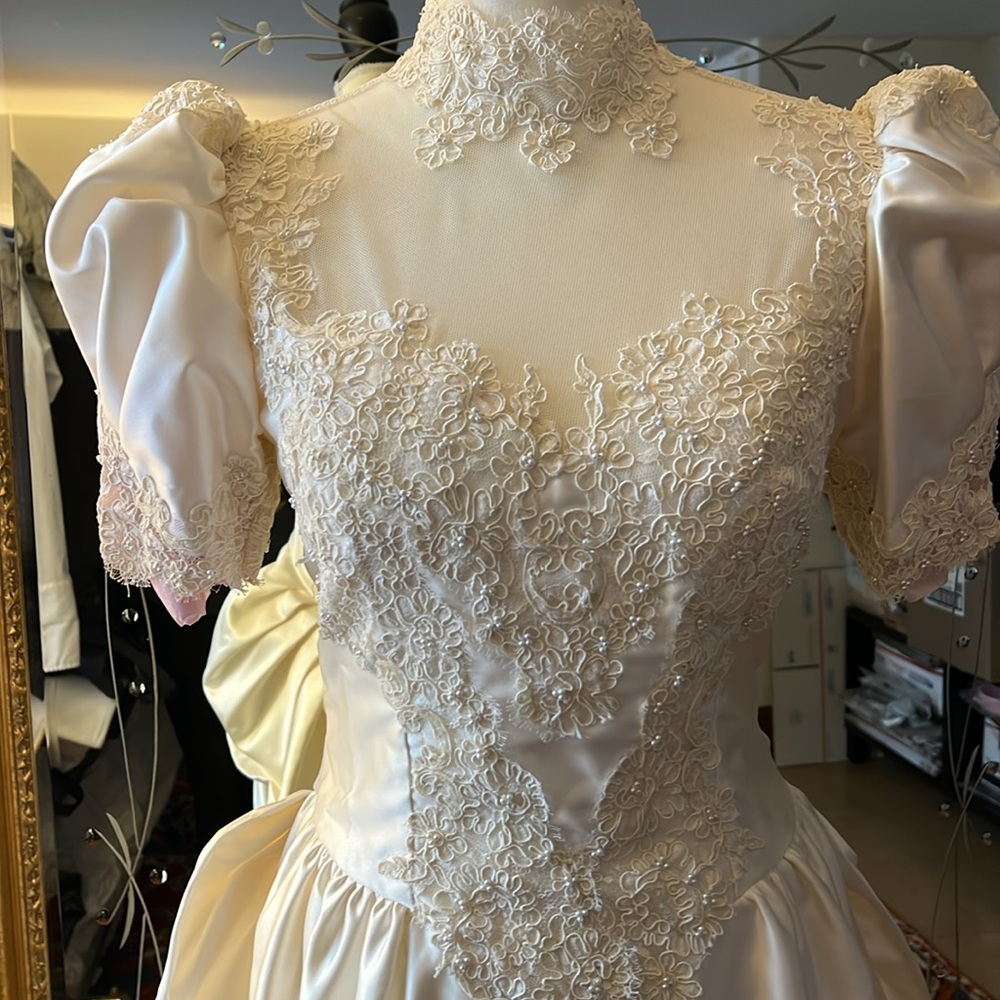 Elegant White Lace Wedding Dress - Picture 12 of 14
